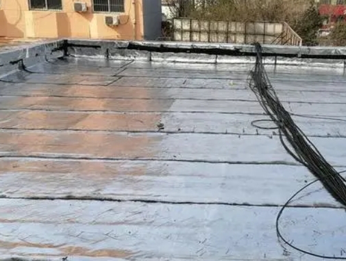 册亨卫生间漏水维修公司分享下册亨屋面楼顶防水刚性防水层施工要点。